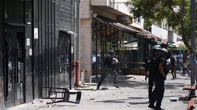 إصابة 140 شرطيا إسرائيليا في مواجهات مع طالبي لجوء.. ونتنياهو يرسل قوات ضخمة