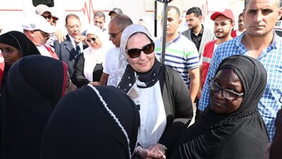 وزيرة التضامن تتفقد نقطة الخدمات الإنسانية للهلال الأحمر في أسوان.. وتطمئن على الخدمات المقدمة للمستفيدين | صور 