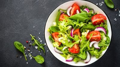 تحتوي على بكتيريا.. دراسة توضح أضرار السلطات الجاهزة والمعبأة