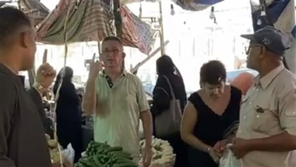 السائحين بسوق الخضار