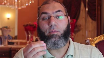 عمرة بـ4000 جنيه.. عالم أزهري يهاجم أمير منير: تجارة بالدين ونصب على الناس