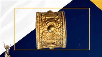 عرض سوار أسطواني من الفضة بمتحف مطار القاهرة الدولي