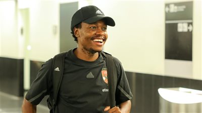 بيرسي تاو يغادر معسكر الأهلي للانضمام إلى منتخب بلاده