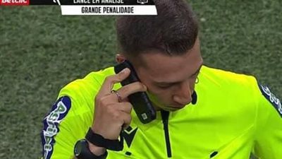 حكم يثير الجدل باستخدامه هاتف محمول في مباراة بالدوري البرتغالي | فيديو