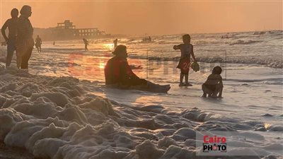 ذُكرت في القرآن الكريم والحديث الشريف.. ظاهرة زبد البحر تخطف قلوب المصطافين على شاطئ بورسعيد | صور