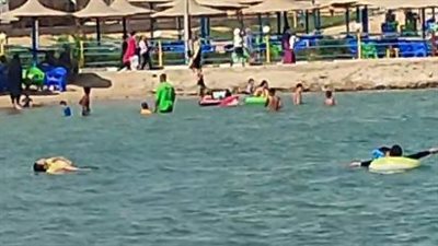 تزامنًا مع قرب بدء الدراسة.. إقبال كبير من المصطافين على شواطئ الغردقة | بث مباشر