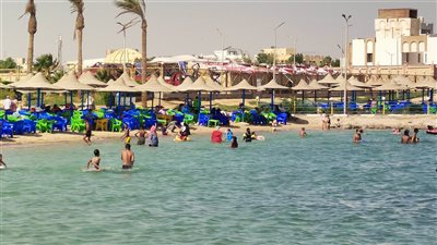 قبل انتهاء الإجازة.. توافد على شواطئ الغردقة| صور