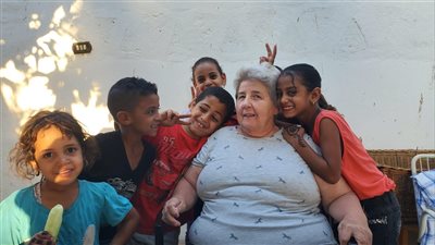 وفاءً وعرفانًا بالجميل.. أهالي الأقصر يشيعون جثمان والدة سائح عاش بينهم واعتنق الإسلام│ صور