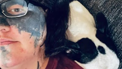 شابة أمريكية تغطي وجها بالوشم رغمًا عنها بسبب نوبة هوس | صور