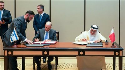 البحرين وإسرائيل توقعان مذكرات تعاون في القطاع المصرفي وتأهيل الشباب 