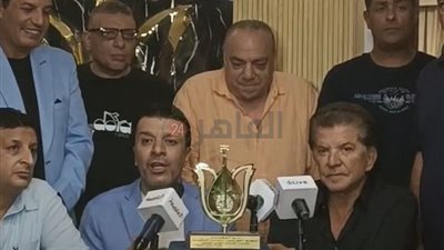 مصطفى كامل يُكرم وليد توفيق بـ درع الوفاء تقديرًا لمشواره الفني