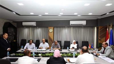 محافظ أسوان يترأس اجتماع لجنة تكليف أحد العاملين لتسيير أعمال إدارة الموارد البشرية بديوان عام المحافظة