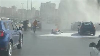 تفاصيل إخماد حريق دراجة نارية أعلى الطريق الدائري | بث مباشر 