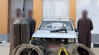 أشخاص يسرقون الأسلاك من أعمدة الكهرباء بشوارع الأقصر.. والأمن يضبطهم