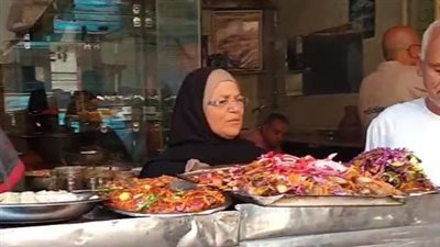 أكل عندهم السادات ومبارك.. صاحبة أقدم مطعم فول وطعمية بالمنوفية: إحنا 13 أخ وأخت شغالين| بث مباشر 