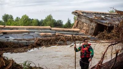 معجزة أنقذته.. نجاة طفل من فيضانات بعد تشبثه بشجرة لمدة 8 ساعات