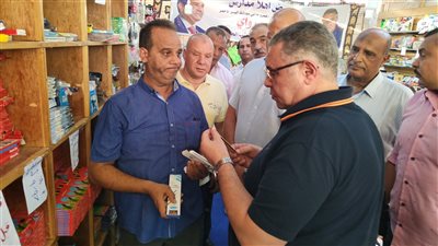 بتخفيضات تصل إلى 30%.. محافظ البحر الأحمر يفتتح معرض أهلا بالمدارس | صور