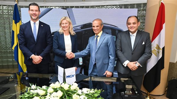 جانب من التوقيع