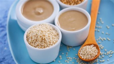 وفري فلوسك.. طريقة عمل الطحينة من السمسم فقط دون زيت أو دقيق | فوائد التحميص