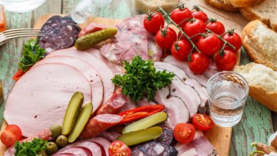 طبيبة تكشف مفاجأة: اللانشون واللحوم المصنعة تصيب النساء بالإجهاض وتشوه الأجنة