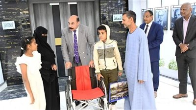 توفي أثناء عمله.. محافظ أسوان يكرم أسرة الفقيد جمال محمود تقديرا لتفانيه في عمله 