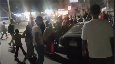 شاب يدهس فتاة خلال مرورها أمام سلم أرض اللواء ويفر هاربًا | بث مباشر 