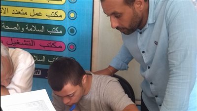 وزارة العمل تعلن تسليم 8 عقود لذوي الهمم بجنوب سيناء