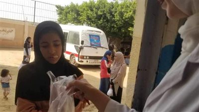 الكشف على 1684 حالة خلال قافلة علاجية في المنيا