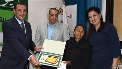 تكريم مسنة تبلغ 87 عامًا.. تعليم الكبار تحتفل باليوم العالمي لمحو الأمية