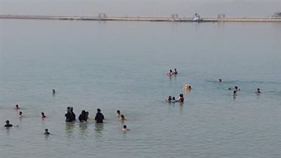 إقبال المصطافين على شواطئ السويس تزامنًا مع ارتفاع الحرارة| بث مباشر 