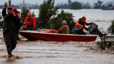 بعد الحرائق.. عاصفة ضخمة تصرب اليونان والسلطات تنشر القوارب والمروحيات لإنقاذ المئات
