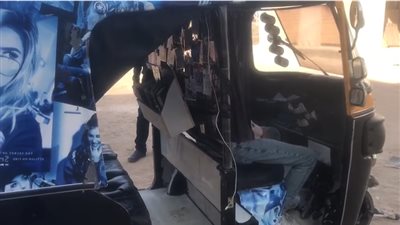 سائق توك توك يوفر واي فاي وكتبا للزبائن بكفر الشيخ: هدفي تثقيف الناس| صور وفيديو