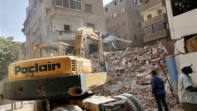 نائب محافظ القاهرة يتفقد أعمال رفع أنقاض العقار المنهار بحدائق القبة 