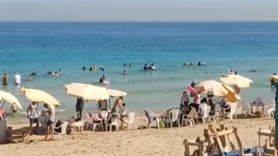 الأمواج هادئة.. إقبال كثيف من المصطافين على شواطئ الإسكندرية| بث مباشر