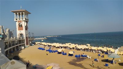 رايات خضراء وصفراء على شواطئ الإسكندرية وانخفاض نسبة الإقبال