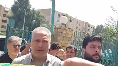 وصول جثمان والدة الإعلامي تامر أمين لـ مسجد السلام لأداء صلاة الجنازة