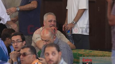 انهيار الإعلامي تامر أمين أثناء وداعه لجثمان والدته