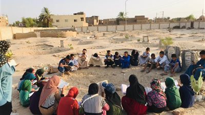 كان بيحفظهم القرآن.. صغار يزورون قبر شيخهم في قنا: بنرد الجميل| صور 