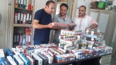 ضربة قوية لمحتكري السجائر.. القبض على مندوبي مبيعات بشركة كبرى سرقا 24 ألف علبة وباعاها بالسوق السوداء