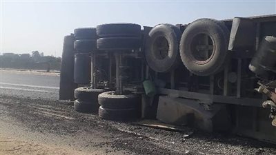 دون إصابات.. انقلاب سيارة نقل بمقطورة على الطريق الصحراوي الغربي بسوهاج