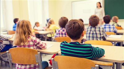 التعليم تمنع الطلاب والمعلمين من استخدام الهواتف المحمولة داخل الفصل | بث مباشر