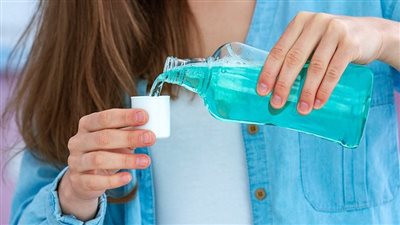 طرق طبيعية لتنظيف الأسنان بديلة لـ غسول الفم