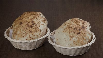 طريقة عمل العيش البلدي على قد الإيد.. خبز مصري بالدقيق الأسمر