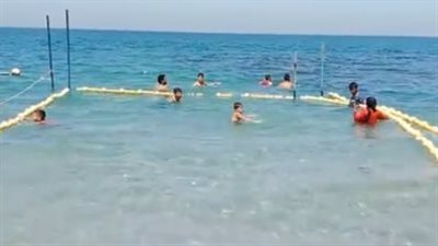 السعادة تسيطر على المكفوفين في أول شاطئ مخصص لهم بالإسكندرية| بث مباشر