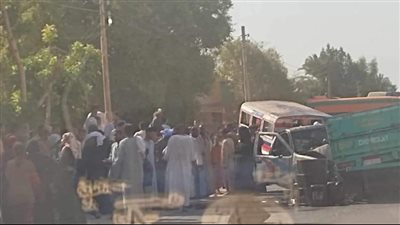 إصابة 16 شخصا إثر تصادم سيارتين بأسوان | أسماء 