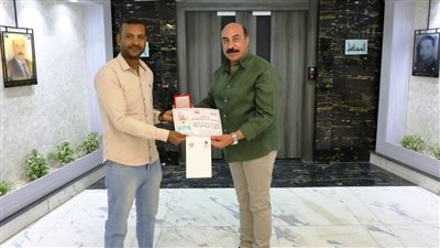 محافظ أسوان يكرم الشاب محمود معروف بعد رده شبكة عروس و17 ألف جنيه لأسرة فقدتها