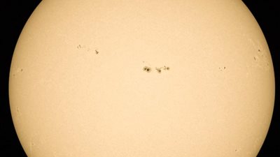 عرضها 100 ألف كيلومتر.. رصد بقعة شمسية ضخمة صباح اليوم