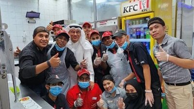 محمد العبار مع العاملين في أحد فروع كنتاكي بالرياض: ‏أعضاء فريقنا المتفانين