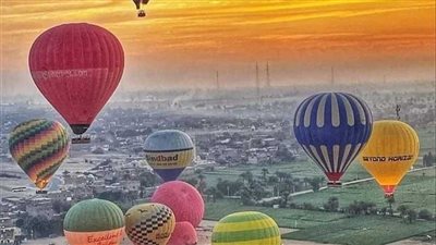 900 سائح يحلقون في سماء الأقصر على متن 37 رحلة بالون طائر | بث مباشر