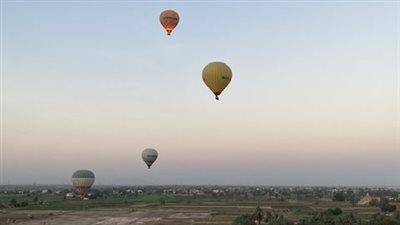 900 سائح برحلات البالون الطائر في الأقصر اليوم